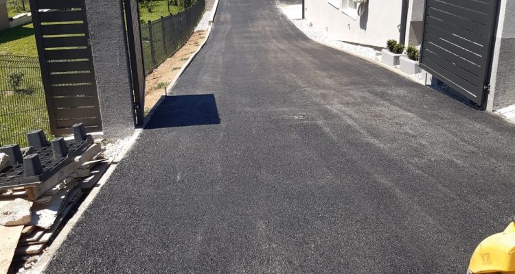 PRIPREMA I ASFALTIRANJE DVORIŠTA U IVANCU